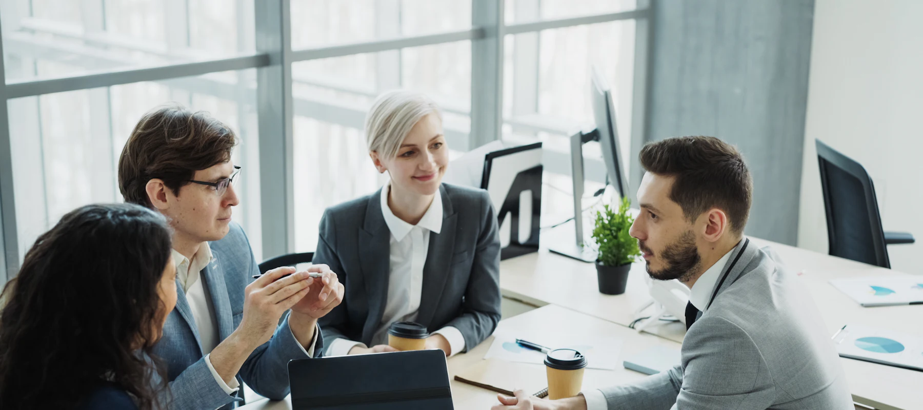 Une équipe de direction réunie autour d'une table de travail